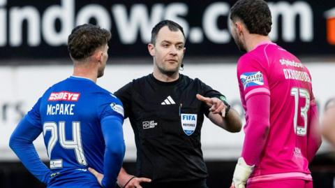 Referee Don Robertson has a word with Josh McPake and Aston Oxborough