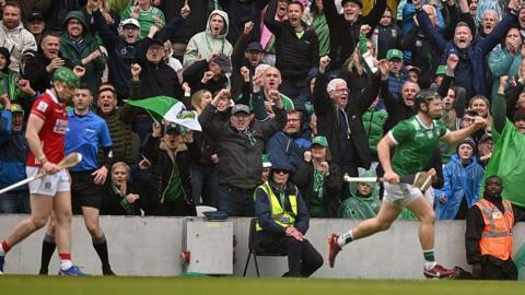 Peter Casey scores the winning point