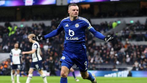 Jamie Vardy celebrates his goal at Tottenham.