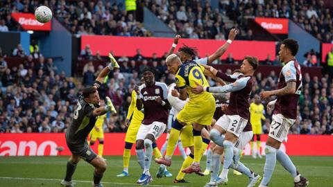 Richarlison scores for Tottenham. 