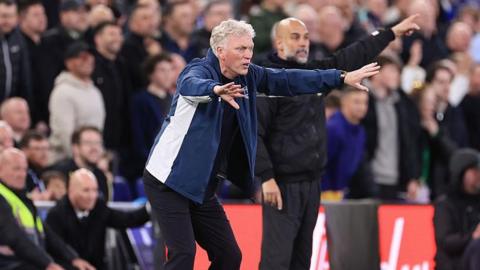  Everton manager David Moyes (L) and Manchester City manager Pep Guardiola gesture from the touchline