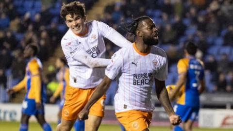 Blackpool's Joshua Onomah (right)