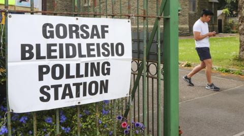 Arwydd gorsaf bleidleisio