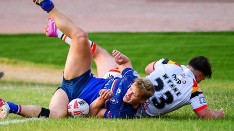 Will Tate scores for Wakefield Trinity in the first half