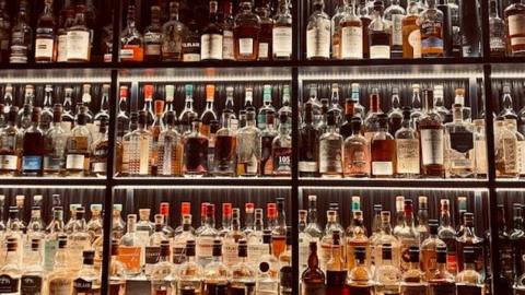 Sgeilpichean làn bhotalan uisge-bheatha