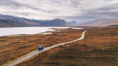 Bhana-campachaidh a' siubhail ri taobh Loch Euraboil