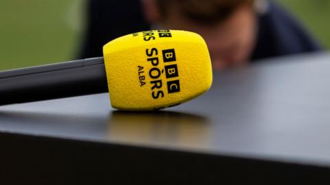 ý Spors Alba microphone