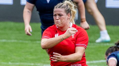 Kelsey Jones throws a pass against Scotland in Salford