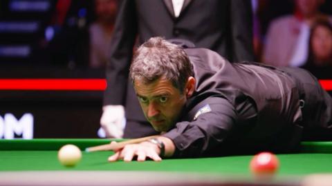 Ronnie O'Sullivan playing snooker