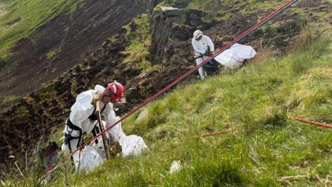 Gwirfoddolwyr yn casglu sbwriel ar Fynydd Bwlch