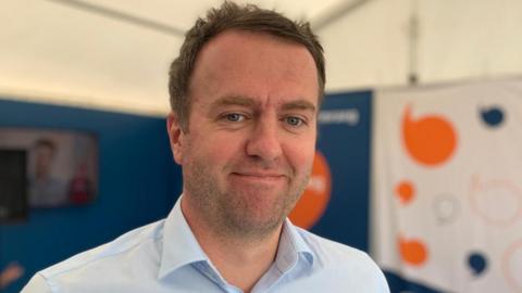 Osian Llywelyn, dirprwy gomisiynydd y Gymraeg a chyfarwyddwr rheoleiddio'r swyddfa