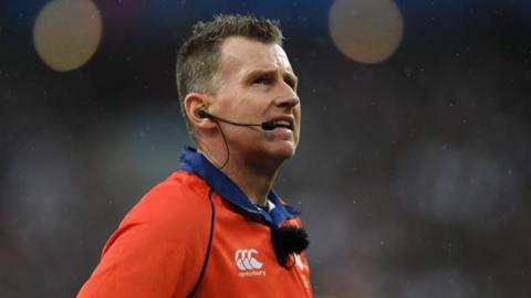 Nigel Owens yn dyfarnu