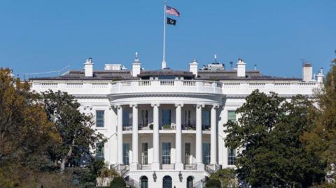 White House pictured under a clear blue sky