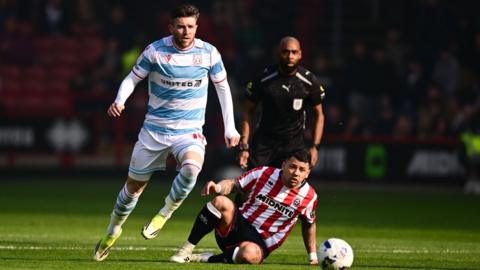Josh Windass i Wrecsam yn erbyn Gustavo Hamer, Sheffield United