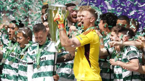 Joe Hart & Celtic lift trophy