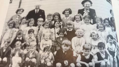 Disgyblion cyntaf Ysgol Gymraeg Ynys-wen