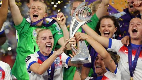 Alex Greenwood with the Euro 2025 trophy.