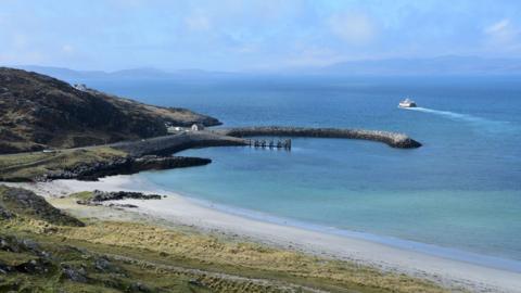 Bàta-aiseig a' seòladh à Èireisgeigh