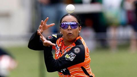 Alana King of Perth Scorchers attempts to take a catch