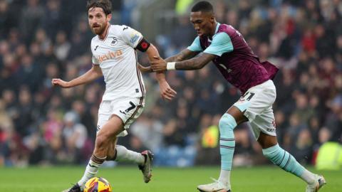 Joe Allen yn chwarae i Abertawe yn erbyn Burnley