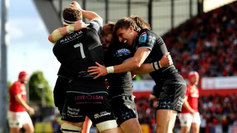 Glasgow celebrate try