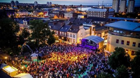 An aerial picture of the Sunniside Live festival, crowds of people next to a stage. 