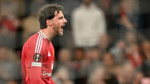 Mason Mount scores a crucial equaliser for Manchester United