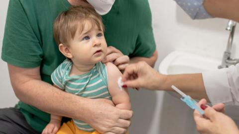 Llun yn dangos babi yn derbyn brechlyn