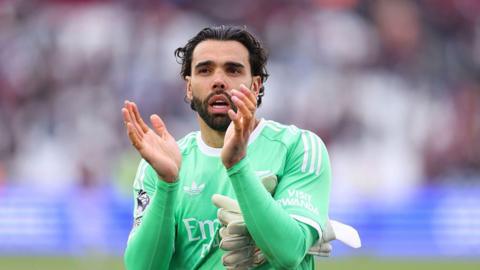 David Raya applauding