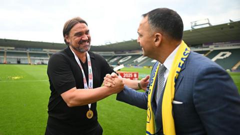 Daniel Farke embraces Paraag Marathe, Chairman of Leeds