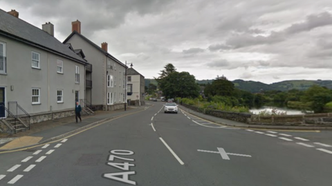 Rhan o Ffordd y Bont, ger y bont yng nghanol Llanrwst