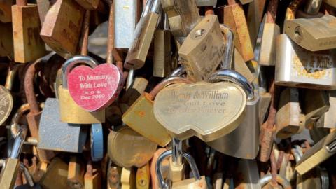 Love locks on Weir Bridge