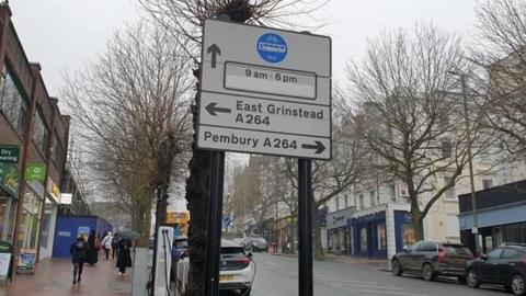 A street sign in Tunbridge Wells with a blue circular notice.