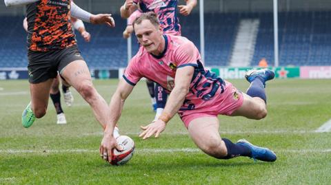 Tommy Wyatt scores a try against Ealing