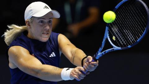 Sonay Kartal hits a backhand