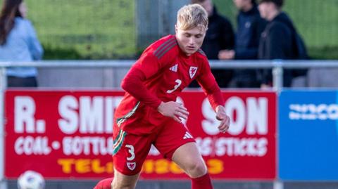 Jac Thomas yn chwarae i dîm dan-19 Cymru