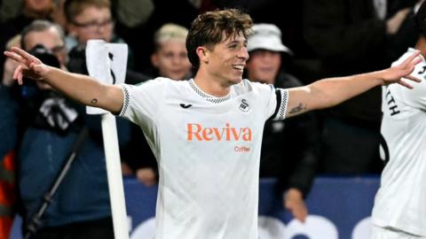 Goncalo Franco yn dathlu sgorio gôl i Abertawe