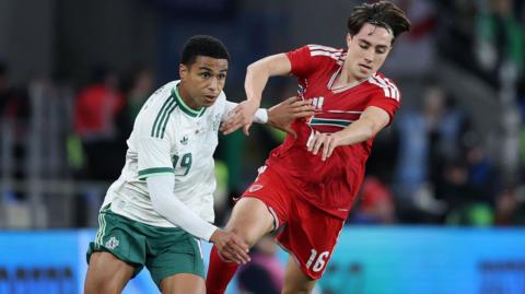 chwaraewyr pel-droed