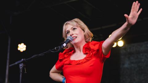 Gwenno Saunders yn perfformio