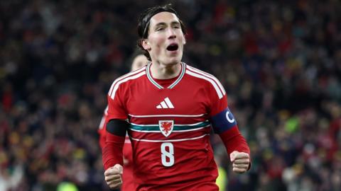 Harry Wilson yn dathlu sgorio un o'i goliau i Gymru nos Fawrth