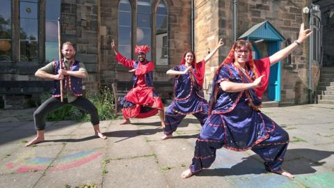 Calum agus dannsairean Bhangra
