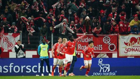 Danny da Costa of 1.FSV Mainz 05 celebrates scoring his team's first goal with teammates during the Bundesliga match 
