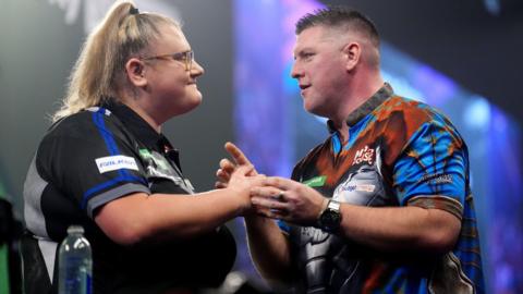 Daryl Gurney shakes hands with Beau Greaves