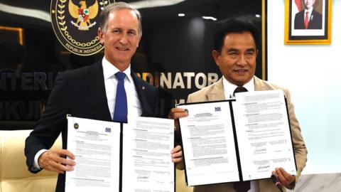 The Netherlands' Ambassador to Indonesia Marc Gerritsen and Indonesia's Coordinating Minister for Law, Human Rights, Immigration, and Correctional Institutions, Yusril Ihza Mahendra, pose with documents