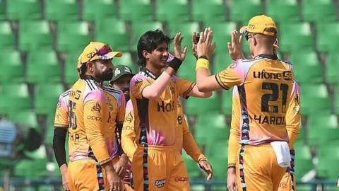 Ali Raza celebrating a wicket with Peshawar Zalmi