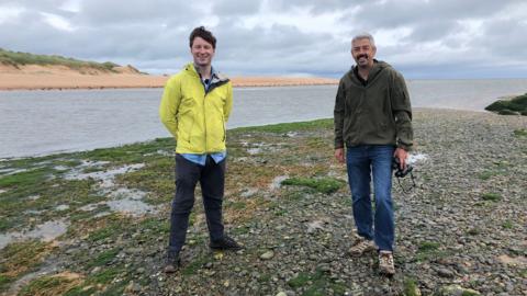 Ramsay MacMahon agus Scott Baxter aig tràigh Newburgh