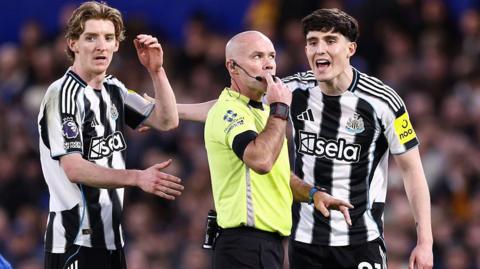Tino Livramento of Newcastle United and Anthony Gordon of Newcastle United complain to match referee Paul Tierney