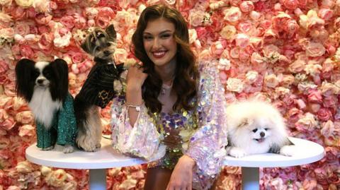 Model Rachel Pizzolato poses during the "The Pet Gala" with some of the models of the day 