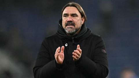 Daniel Farke applauds the Leeds fans after Monday's draw at Everton