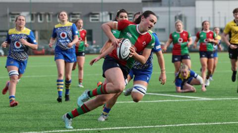 Niamh Murphy of Clovers races in to score try